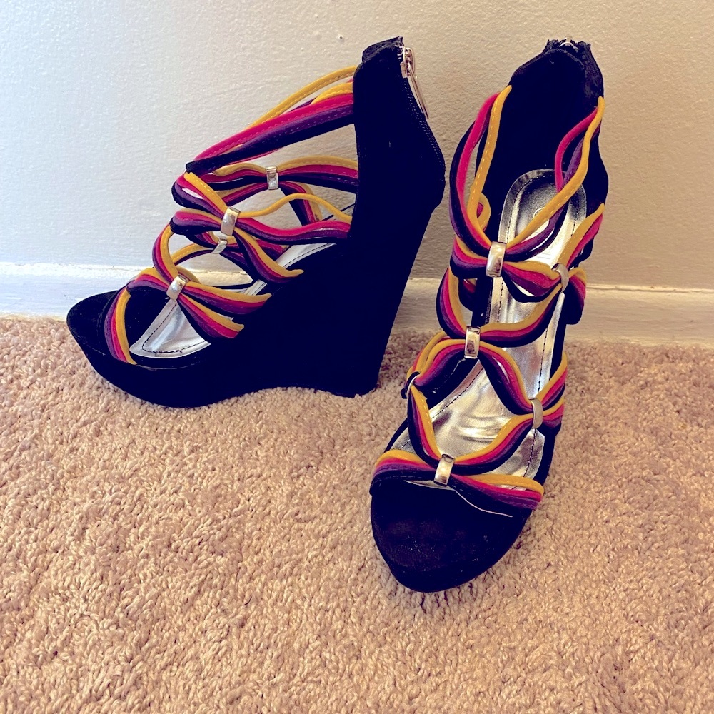 Multi Colored Strappy Blk Wedges NIB with Silver accents & back zipper - Picture 5 of 11